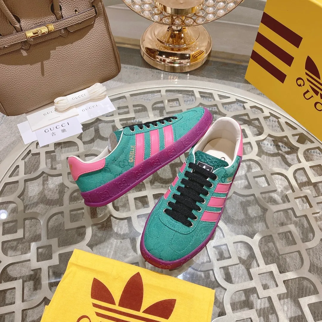 👟👟Ex-factory price 520👟👟Gucci&adidas joint limited edition couple's sneakers. A super nice joint casual sneaker with rich and bold colors! It showed everyone a completely different charm from the past! Combining retro style and youthful sports style to create a new aesthetic! Vitality yet stylish at the same time! ! Upper - made of cowhide, cowhide, cloth. Lining - sheepskin lining for foot pads. Sole - original open-molded beef tendon non-slip and wear-resistant outsole. Size: 35-47 (couple style)